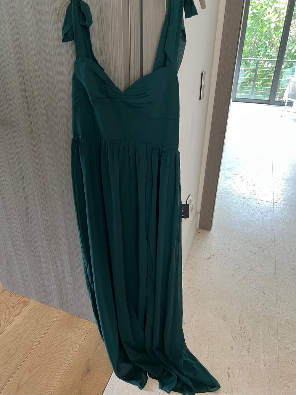 Elegant Green Maxi Dress with Side Slit - Picture 8 of 9